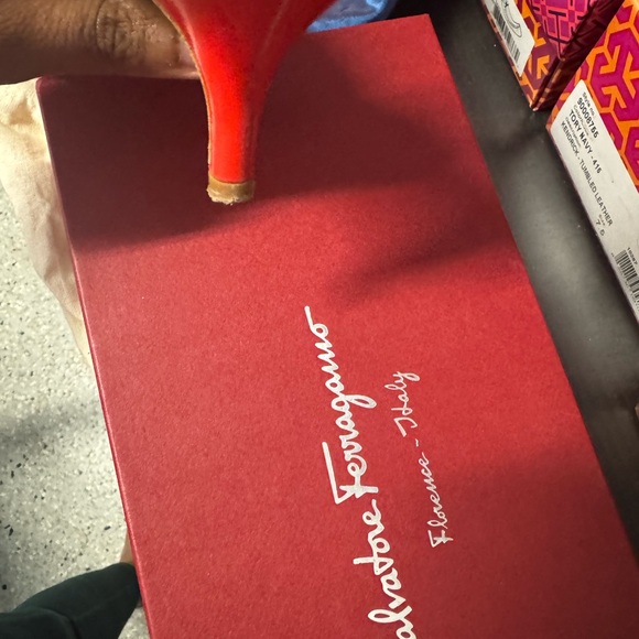 Ferragamo open toe red sandal with a tiny heel - Picture 3 of 6